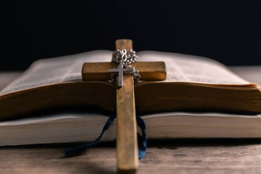 Dini inanç kavramı Hristiyan kilise ayinini kapat kutsal haç kutsal haç gücü bulanık arkaplan masası boşluğu kopyala Tanrı 'nın katolik inancı İsa' ya dua et İncil sembollerine