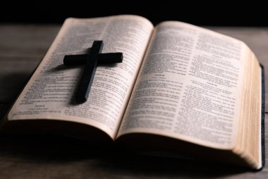 Dini inanç kavramı Hristiyan kilise ayinini kapat kutsal haç kutsal haç gücü bulanık arkaplan masası boşluğu kopyala Tanrı 'nın katolik inancı İsa' ya dua et İncil sembollerine