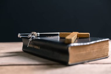 Dini inanç kavramı Hristiyan kilise ayinini kapat kutsal haç kutsal haç gücü bulanık arkaplan masası boşluğu kopyala Tanrı 'nın katolik inancı İsa' ya dua et İncil sembollerine