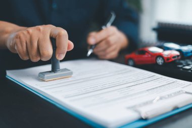 İş kadını el damgası finansal işletme onaylı belge kağıdını onaylıyor. Erkek eli, izin sözleşmesini kabul eder. Komisyoncu yönetici sözleşme banka teminatı onaylı pul başvuru formu imzaladı