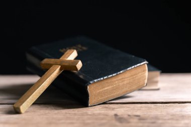 Dini inanç kavramı Hristiyan kilise ayinini kapat kutsal haç kutsal haç gücü bulanık arkaplan masası boşluğu kopyala Tanrı 'nın katolik inancı İsa' ya dua et İncil sembollerine