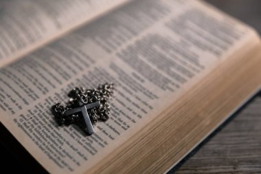 Dini inanç kavramı Hristiyan kilise ayinini kapat kutsal haç kutsal haç gücü bulanık arkaplan masası boşluğu kopyala Tanrı 'nın katolik inancı İsa' ya dua et İncil sembollerine