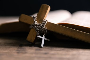 Dini inanç kavramı Hristiyan kilise ayinini kapat kutsal haç kutsal haç gücü bulanık arkaplan masası boşluğu kopyala Tanrı 'nın katolik inancı İsa' ya dua et İncil sembollerine