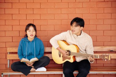 Hristiyanlık, Tanrı 'ya yaklaş kutsal İncil, kutsal el, katolik kilise dini, dua et, merhamet dile, İsa' ya dua et, Hristiyanlık, Hristiyanlık, Hristiyan papazlarına merhamet et, cömert fedakârlıklar yap, yeryüzü insanına dua et.