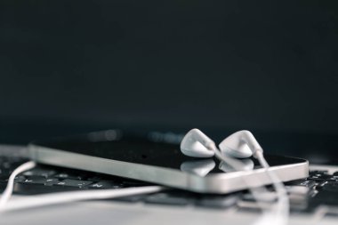 Yeni teknoloji. Yüksek çözünürlüklü yüksek çözünürlüklü kulaklıklar. Kulaklıklar, siyah bulanık arka plan.