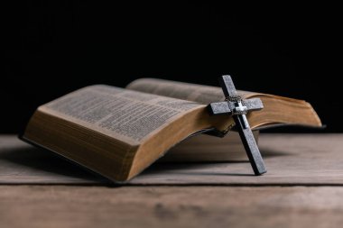 Dini inanç kavramı Hristiyan kilise ayinini kapat kutsal haç kutsal haç gücü bulanık arkaplan masası boşluğu kopyala Tanrı 'nın katolik inancı İsa' ya dua et İncil sembollerine