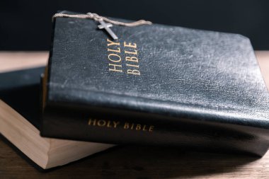 Dini inanç kavramı Hristiyan kilise ayinini kapat kutsal haç kutsal haç gücü bulanık arkaplan masası boşluğu kopyala Tanrı 'nın katolik inancı İsa' ya dua et İncil sembollerine
