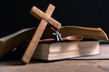 Dini inanç kavramı Hristiyan kilise ayinini kapat kutsal haç kutsal haç gücü bulanık arkaplan masası boşluğu kopyala Tanrı 'nın katolik inancı İsa' ya dua et İncil sembollerine