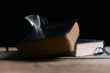 Dini inanç kavramı Hristiyan kilise ayinini kapat kutsal haç kutsal haç gücü bulanık arkaplan masası boşluğu kopyala Tanrı 'nın katolik inancı İsa' ya dua et İncil sembollerine