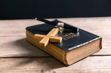 Dini inanç kavramı Hristiyan kilise ayinini kapat kutsal haç kutsal haç gücü bulanık arkaplan masası boşluğu kopyala Tanrı 'nın katolik inancı İsa' ya dua et İncil sembollerine