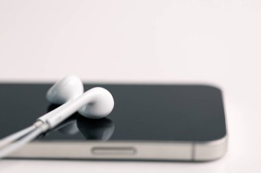 Yeni teknoloji. Yüksek çözünürlüklü yüksek çözünürlüklü kulaklıklar. Kulaklıklar, siyah bulanık arka plan.