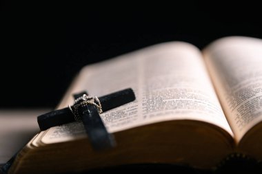 Dini inanç kavramı Hristiyan kilise ayinini kapat kutsal haç kutsal haç gücü bulanık arkaplan masası boşluğu kopyala Tanrı 'nın katolik inancı İsa' ya dua et İncil sembollerine