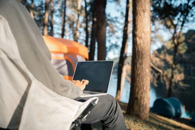 Gelecekteki uzaktan kumandalı işler teknolojiyi birleştirir. Akıllı telefon elektronik öğrenme verimliliğini sağlar. Seyahat sırasında modern cihazlar harmanlanır.