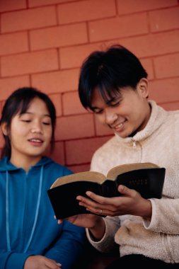 Hristiyanlık, Tanrı 'ya yaklaş kutsal İncil, kutsal el, katolik kilise dini, dua et, merhamet dile, İsa' ya dua et, Hristiyanlık, Hristiyanlık, Hristiyan papazlarına merhamet et, cömert fedakârlıklar yap, yeryüzü insanına dua et.