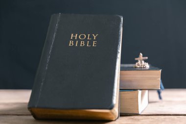 Dini inanç kavramı Hristiyan kilise ayinini kapat kutsal haç kutsal haç gücü bulanık arkaplan masası boşluğu kopyala Tanrı 'nın katolik inancı İsa' ya dua et İncil sembollerine