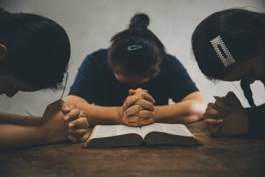 Dua eden, ibadet eden ve dua eden bir grup insan, sevgi, destek, inanç ya da evde umut için el ele tutuşup Tanrı 'ya dua ediyor. Kutsal ruh ya da İsa barış ya da ruhani övgü için.