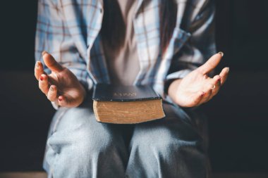 Eski Katolik tapınağında İncil okuyan Hristiyan bir kadın. Tapınakta İncil okuyorum. İnanç, maneviyat ve din kavramı. Barış, umut, ibadet ve inanç için kutsal kitabı olan Hristiyanlar.