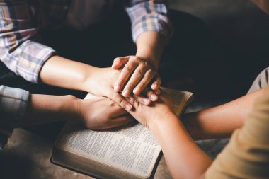 Hristiyanların eli yakın, Katolik kilisesinde kutsal İncil 'e ruhani inançla dua ediyor. Din ibadeti, Tanrı 'dan merhamet dileyin. Hıristiyanlık dini ibadeti.