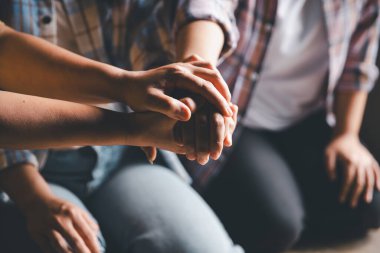 Hristiyanların eli yakın, Katolik kilisesinde kutsal İncil 'e ruhani inançla dua ediyor. Din ibadeti, Tanrı 'dan merhamet dileyin. Hıristiyanlık dini ibadeti.