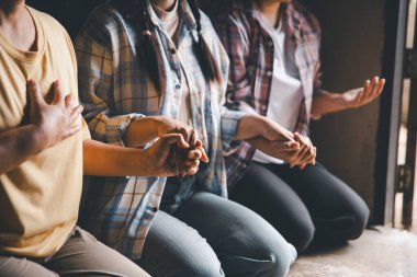 Hristiyanların eli yakın, Katolik kilisesinde kutsal İncil 'e ruhani inançla dua ediyor. Din ibadeti, Tanrı 'dan merhamet dileyin. Hıristiyanlık dini ibadeti.