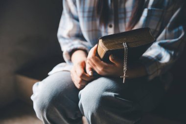 Eski Katolik tapınağında İncil okuyan Hristiyan bir kadın. Tapınakta İncil okuyorum. İnanç, maneviyat ve din kavramı. Barış, umut, ibadet ve inanç için kutsal kitabı olan Hristiyanlar.