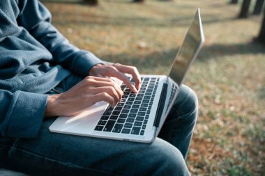 Gelecekteki uzaktan kumandalı işler teknolojiyi birleştirir. Akıllı telefon elektronik öğrenme verimliliğini sağlar. Seyahat sırasında modern cihazlar harmanlanır.