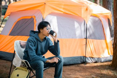 Kafe, kahveyi doğayla uyum içinde yetiştirmeye organik tohum sıcak fincan kafein ve arka plan yeşili açık havaya odaklanıyor. aromatik içecek, bardaktan yükselen zengin aroma.