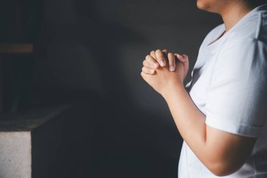 Dişi diz çöküp Tanrı 'ya evde ibadet etmek için dua ediyor. Hıristiyanlar İsa 'ya sükunet için dua ediyorlar. İnsanlar sessiz bir yere gidip ibadet ettiler. Hıristiyanlar alçakgönüllü ve teslim olmuşlardır. Kopyalama alanı olan pankart.