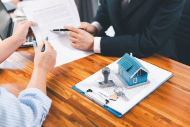 Banka konsept satın almak için kredi onayladı. Emlakçı ev satın alma anlaşmasının şartları hakkında konuştu. Müşteriden yasal olarak sözleşme imzalamasını istedi. onaylanmış mortgage başvuru formu.