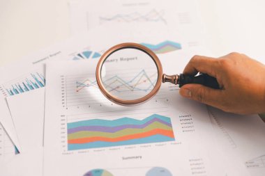 İş grafiği, tablo. Finansal gelişme, banka hesabı, istatistik. Pazardaki durumu tartışmak için iş adamlarını toplayın. Yatırım hesaplanıyor. Ticari mali konsept.