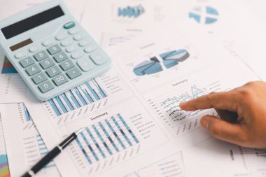 İş grafiği, tablo. Finansal gelişme, banka hesabı, istatistik. Pazardaki durumu tartışmak için iş adamlarını toplayın. Yatırım hesaplanıyor. Ticari mali konsept.