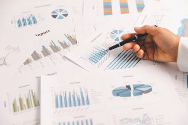 İş grafiği, tablo. Finansal gelişme, banka hesabı, istatistik. Pazardaki durumu tartışmak için iş adamlarını toplayın. Yatırım hesaplanıyor. Ticari mali konsept.