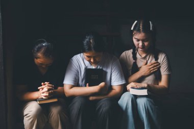 Dua eden, ibadet eden ve dua eden bir grup insan, sevgi, destek, inanç ya da evde umut için el ele tutuşup Tanrı 'ya dua ediyor. Kutsal ruh ya da İsa barış ya da ruhani övgü için.