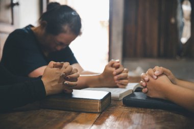 Dua eden, ibadet eden ve dua eden bir grup insan, sevgi, destek, inanç ya da evde umut için el ele tutuşup Tanrı 'ya dua ediyor. Kutsal ruh ya da İsa barış ya da ruhani övgü için.