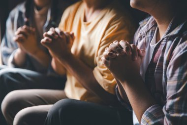 Hristiyanların eli yakın, Katolik kilisesinde kutsal İncil 'e ruhani inançla dua ediyor. Din ibadeti, Tanrı 'dan merhamet dileyin. Hıristiyanlık dini ibadeti.