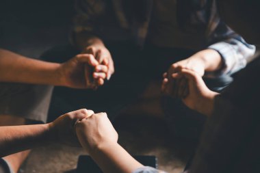 Hristiyanların eli yakın, Katolik kilisesinde kutsal İncil 'e ruhani inançla dua ediyor. Din ibadeti, Tanrı 'dan merhamet dileyin. Hıristiyanlık dini ibadeti.