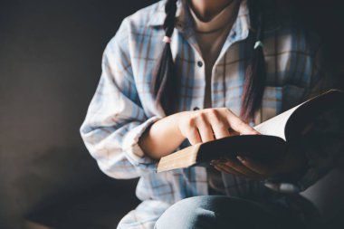 Eski Katolik tapınağında İncil okuyan Hristiyan bir kadın. Tapınakta İncil okuyorum. İnanç, maneviyat ve din kavramı. Barış, umut, ibadet ve inanç için kutsal kitabı olan Hristiyanlar.