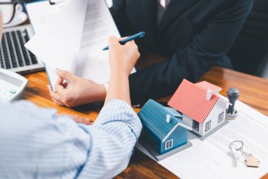 Banka konsept satın almak için kredi onayladı. Emlakçı ev satın alma anlaşmasının şartları hakkında konuştu. Müşteriden yasal olarak sözleşme imzalamasını istedi. onaylanmış mortgage başvuru formu.