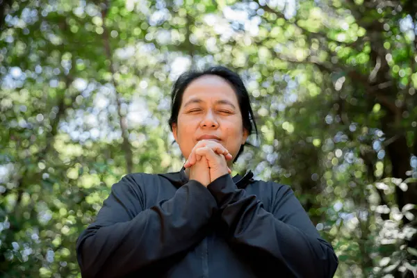 Minnettar bir kadın Tanrı 'ya dua ediyor. Ruhani kız gökyüzüne gülümsüyor. Mutlu bir kadın şükran duyuyor. Ruhsal kız umutla dua ediyor. Pozitif Asyalı genç bir kadın umut ve inanç hissediyor..