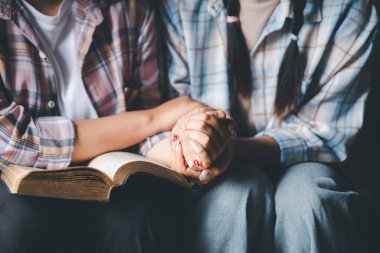 Dua eden, ibadet eden ve dua eden bir grup insan, sevgi, destek, inanç ya da evde umut için el ele tutuşup Tanrı 'ya dua ediyor. Kutsal ruh ya da İsa barış ya da ruhani övgü için.