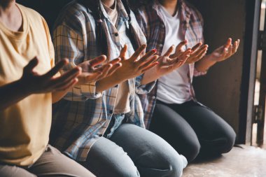 Hristiyanların eli yakın, Katolik kilisesinde kutsal İncil 'e ruhani inançla dua ediyor. Din ibadeti, Tanrı 'dan merhamet dileyin. Hıristiyanlık dini ibadeti.