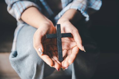 Eski Katolik tapınağında İncil okuyan Hristiyan bir kadın. Tapınakta İncil okuyorum. İnanç, maneviyat ve din kavramı. Barış, umut, ibadet ve inanç için kutsal kitabı olan Hristiyanlar.