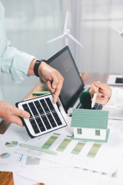 Sürdürülebilir yenilik projesi üzerinde çalışan iş adamları. Yenilenebilir enerji kavramı. Takım çalışması toplantısı, model geliştirme şirketi teknolojisi ortağı, yeşil işletmeler ve küresel ısınma tabanlı.