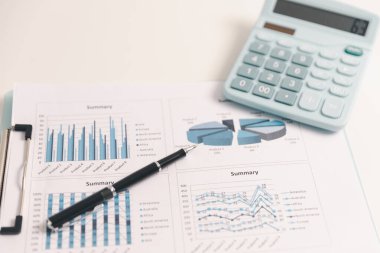 İş grafiği, tablo. Finansal gelişme, banka hesabı, istatistik. Pazardaki durumu tartışmak için iş adamlarını toplayın. Yatırım hesaplanıyor. Ticari mali konsept.