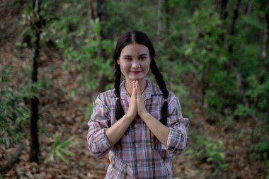 Minnettar bir kadın Tanrı 'ya dua ediyor. Ruhani kız gökyüzüne gülümsüyor. Mutlu bir kadın şükran duyuyor. Ruhsal kız umutla dua ediyor. Pozitif Asyalı genç bir kadın umut ve inanç hissediyor..