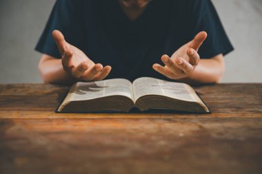 Eski Katolik tapınağında İncil okuyan Hristiyan bir kadın. Tapınakta İncil okuyorum. İnanç, maneviyat ve din kavramı. Barış, umut, ibadet ve inanç için kutsal kitabı olan Hristiyanlar.