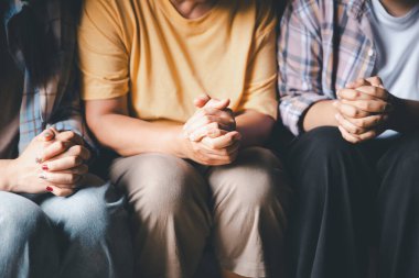 Hristiyanların eli yakın, Katolik kilisesinde kutsal İncil 'e ruhani inançla dua ediyor. Din ibadeti, Tanrı 'dan merhamet dileyin. Hıristiyanlık dini ibadeti.