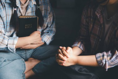 Hristiyanların eli yakın, Katolik kilisesinde kutsal İncil 'e ruhani inançla dua ediyor. Din ibadeti, Tanrı 'dan merhamet dileyin. Hıristiyanlık dini ibadeti.