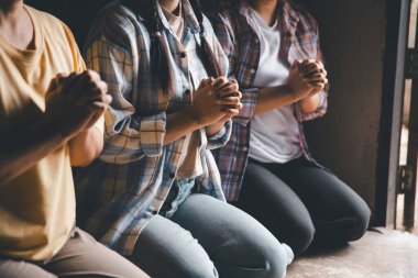 Hristiyanların eli yakın, Katolik kilisesinde kutsal İncil 'e ruhani inançla dua ediyor. Din ibadeti, Tanrı 'dan merhamet dileyin. Hıristiyanlık dini ibadeti.