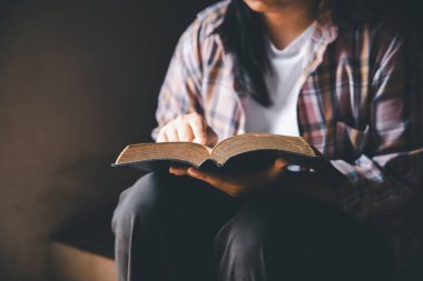 Eski Katolik tapınağında İncil okuyan Hristiyan bir kadın. Tapınakta İncil okuyorum. İnanç, maneviyat ve din kavramı. Barış, umut, ibadet ve inanç için kutsal kitabı olan Hristiyanlar.